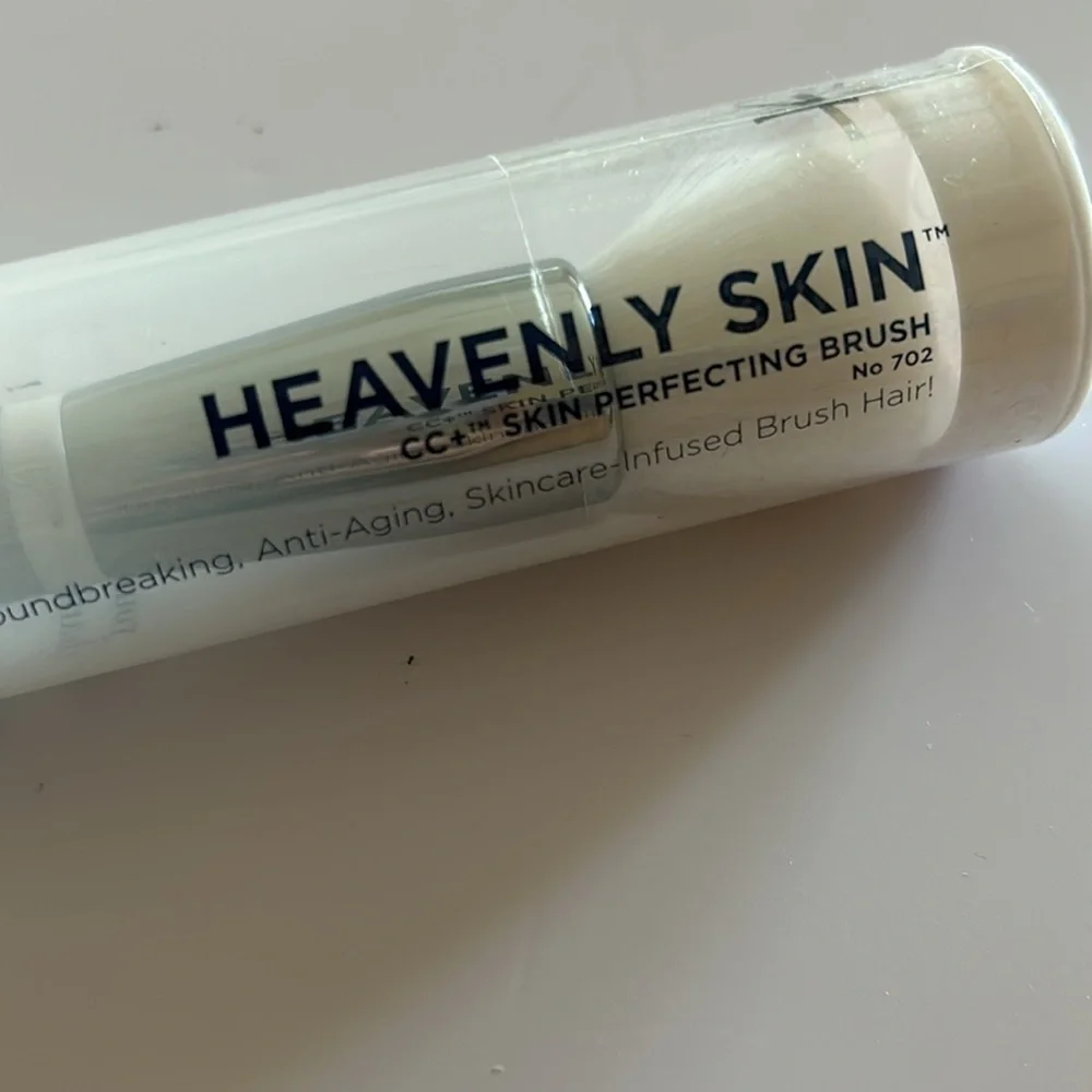 It Cosmetics HEAVENLY SKIN CC+ SKIN-PERFECTING BRUSH #702 - SEALED.